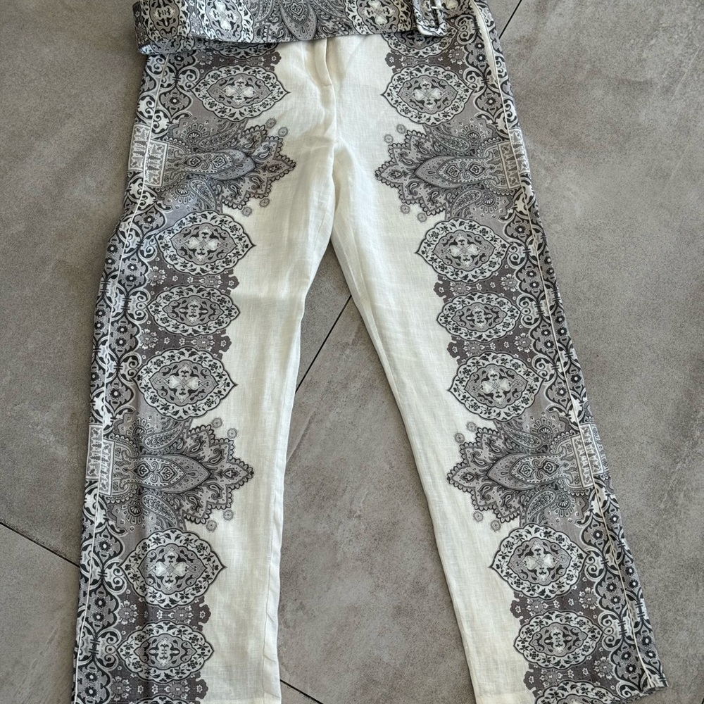 Johnny was Gray and White linen Pants/trousers. With belt.